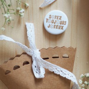 Badge Soyez Toujours Joyeux Smile  – ©Catho Rétro