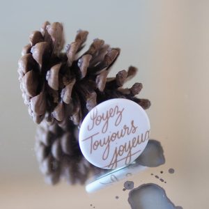 Aimant “Soyez toujours joyeux” – ©Catho Rétro