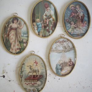 Cadre ovale en verre bombé avec image de piété