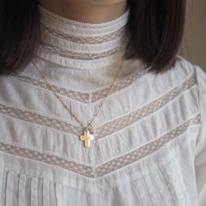 Collier croix plaquée or personnalisable ©Catho Rétro