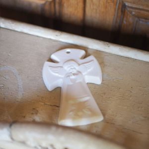 Croix Ange Gardien en faïence blanche | Catho Retro