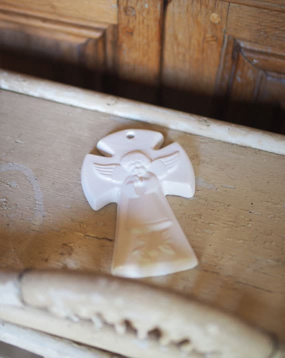 Croix Ange Gardien en faïence blanche | Catho Retro