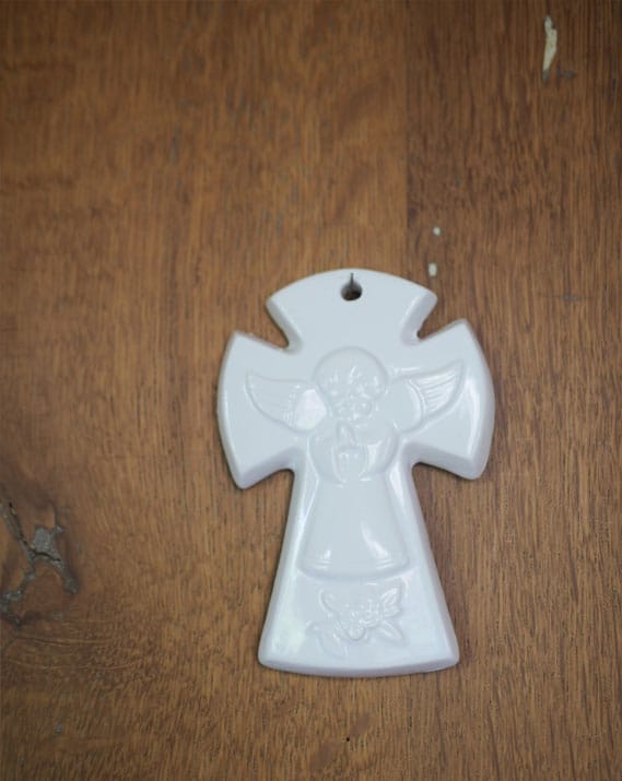 Croix Ange Gardien en faïence blanche | Catho Retro – Image 2
