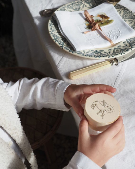 Jolie boîte à confiseries en bois “Agnus Dei” – Catho Retro