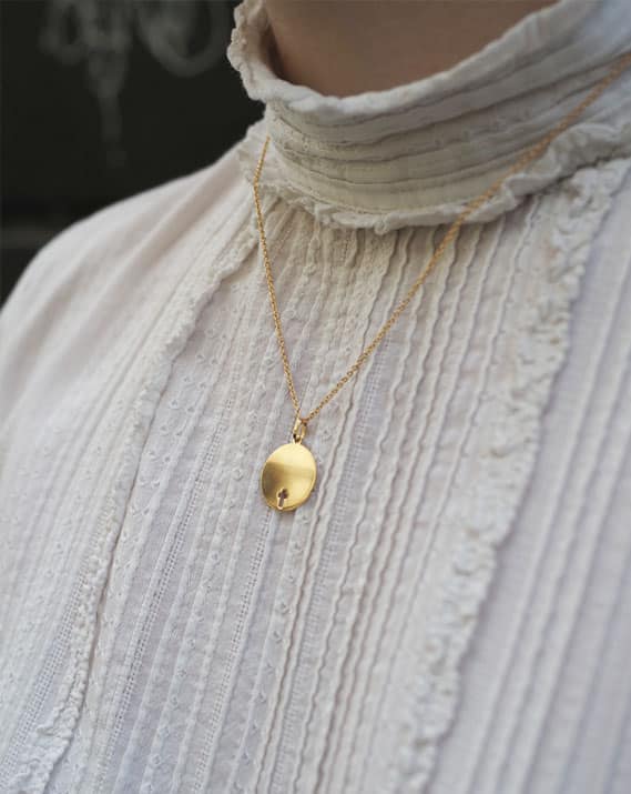 Médaille Croix Ajourée personnalisable | Or 18 carats – Image 2