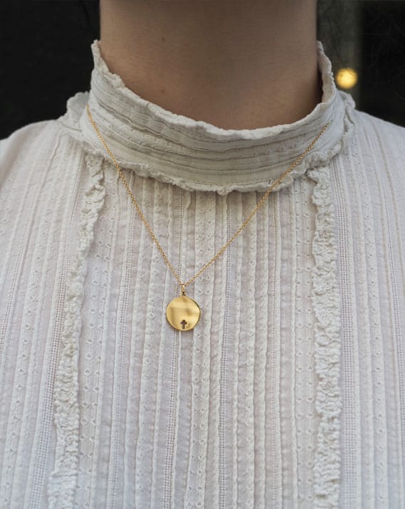 Médaille Croix Ajourée personnalisable | Or 18 carats – Image 5