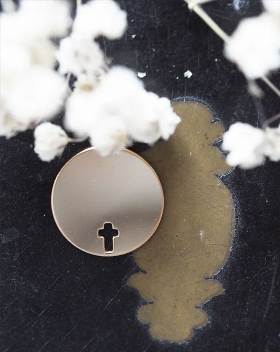 Médaille Croix Ajourée personnalisable | Or 18 carats – Image 6