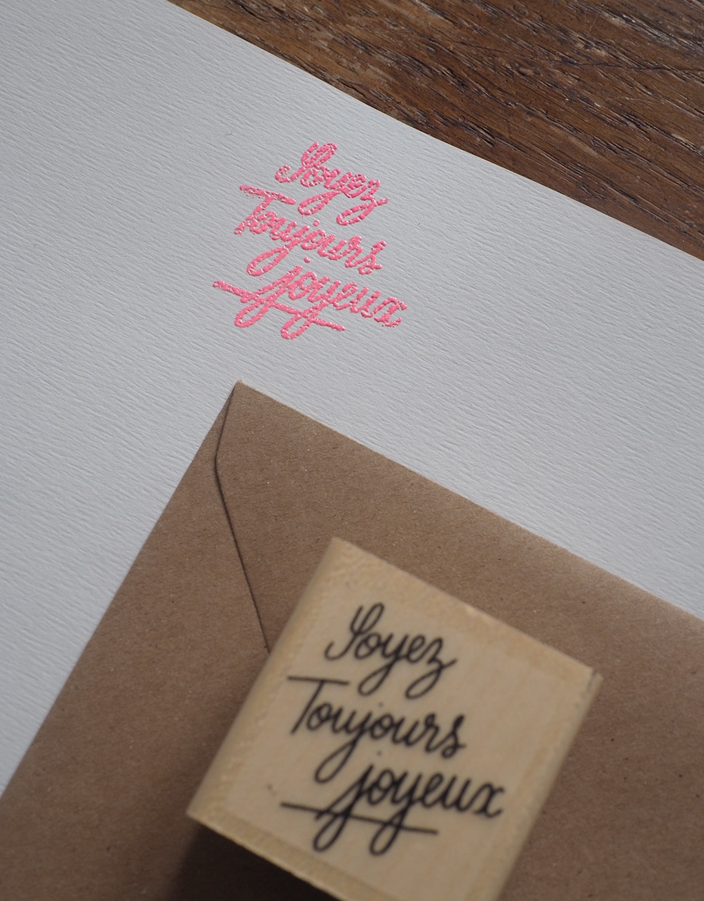 Tampon “Soyez Toujours Joyeux” – ©Catho Rétro